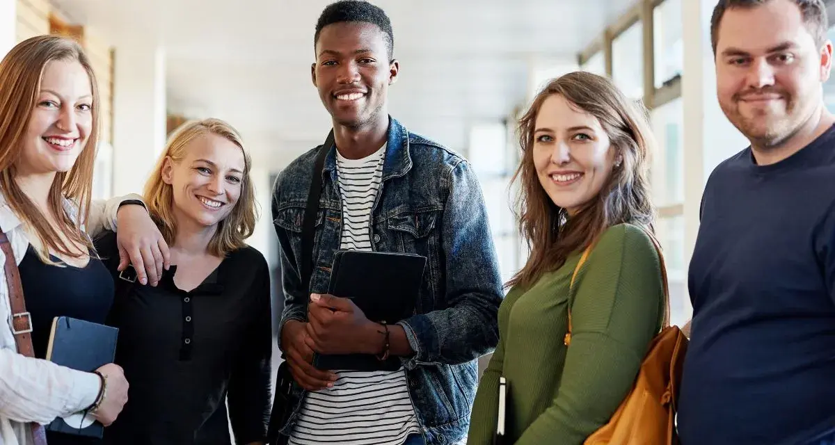 Groupe d'étudiants souriants, prêts à devenir des experts en marketing à distance.
