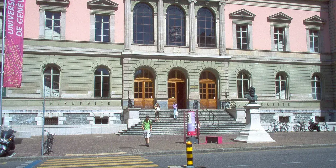 Bâtiment de l'université de Genève, avec une bannière "Université de Genève" et un buste sur un piédestal.