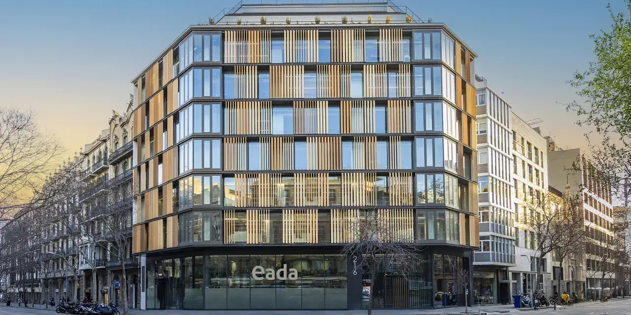 Bâtiment moderne de eada business school à Barcelone, avec sa façade en verre et bois.