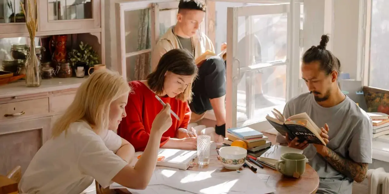 Des étudiants travaillent ensemble dans une bibliothèque de **community college USA**.