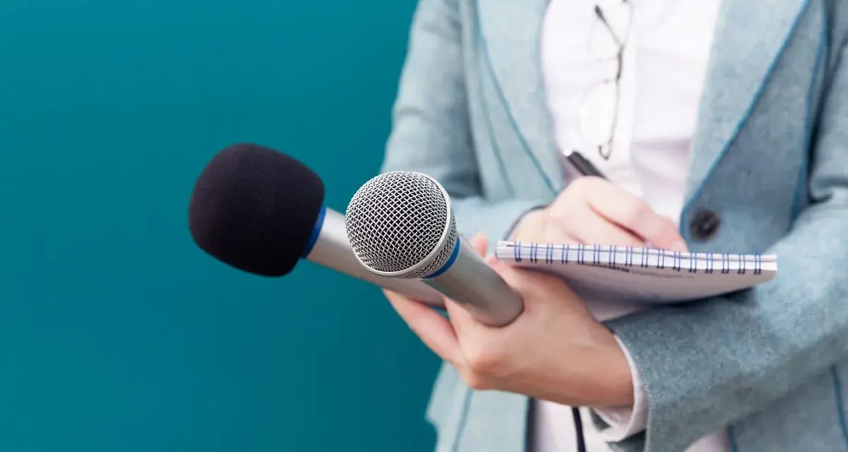 Journaliste en herbe, en pleine formation journaliste à distance, prend des notes avec un micro.