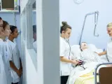 Étudiantes en formation à une école d'infirmière en Belgique. Elles apprennent les gestes de soins sur un mannequin.