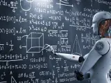 Un robot enseigne le master intelligence artificielle à distance, pointant des équations complexes sur un tableau noir.