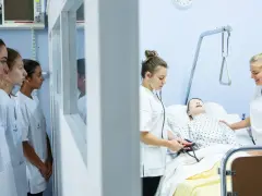 Étudiantes en formation à une école d'infirmière en Belgique. Elles apprennent les gestes de soins sur un mannequin.