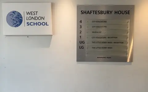 Panneau de la **London School of English** et indication des bureaux de Shaftesbury House, incluant "The Little Honey Bees".