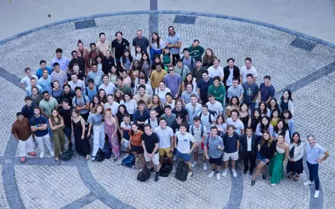 Un grand groupe d'étudiants pose pour une photo de classe. Ils sont tous souriants et semblent heureux d'être là, peut-être après avoir remporté un prix pour l'ESSEC Singapour.