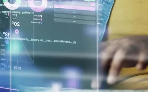 Un expert en master cybersécurité à distance analyse des données complexes sur un écran, jonglant avec des codes et des graphiques.
