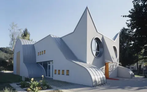 Bâtiment ludique en forme de chat, une école d'architecture privée aux formes originales.