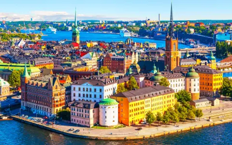 Vue panoramique de Stockholm, ses bâtiments colorés et ses églises. Un aperçu de la vie en Suède, où le coût de la vie est élevé mais la beauté est partout.