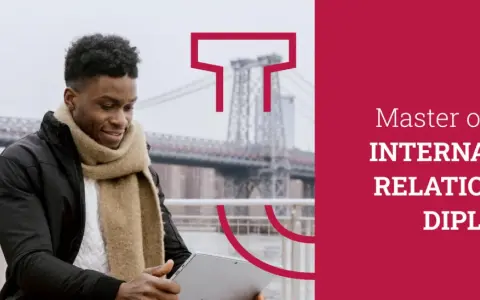 Un jeune homme étudie sur sa tablette, prêt à commencer son master relations internationales à distance.