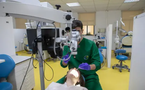 Un dentiste utilise un microscope dentaire à l'Egas Moniz de Lisbonne.