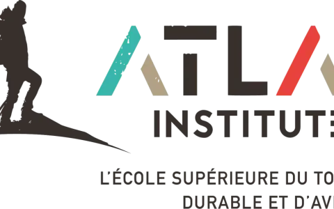 Logo de l'Atlas Institute, une école de tourisme gratuite, avec un randonneur et le texte "L'École Supérieure du Tourisme Durable et d'Aventure".