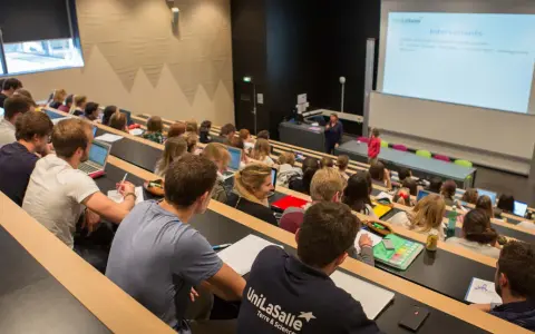 Amphithéâtre d'une école vétérinaire, étudiants attentifs. Le prix de l'école vétérinaire Rouen est un investissement pour l'avenir.