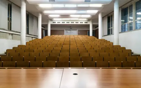 Amphithéâtre vide à l'Universitatea de Vest din Timișoara, prêt pour les étudiants.