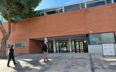 Étudiants se promenant devant le bâtiment de la faculté de sciences économiques de l'université d'Alicante.