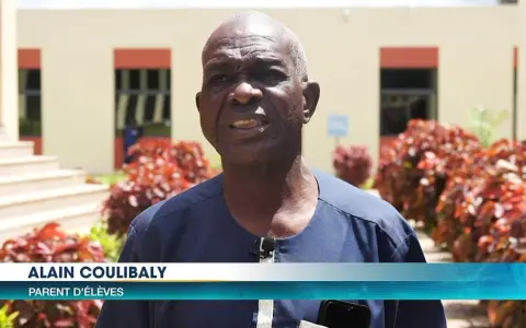 Alain Coulibaly, parent d'élèves, s'exprime devant l'université de San Pedro.