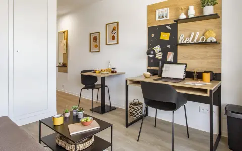 Un bureau et une table pour manger dans un studio moderne, idéal pour vivre en Nouvelle-Zélande.