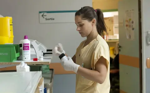 Une étudiante en soins infirmiers à l'école d'infirmière Bruxelles prépare un médicament.