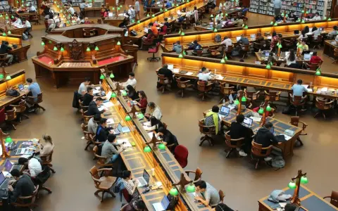 Vue d'ensemble d'une grande bibliothèque où des étudiants travaillent sur leurs ordinateurs portables. Le coût de la vie en Écosse, notamment pour les études, est un sujet de préoccupation.
