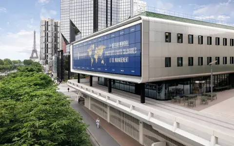 Le Cordon Bleu Paris, un institut d'arts culinaires mondial, avec la Tour Eiffel en arrière-plan.