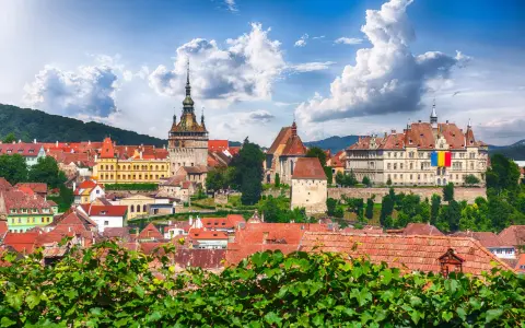 Vue panoramique de Sighisoara, Roumanie. Le coût de la vie en Roumanie est abordable, comme en témoigne cette ville historique pittoresque.