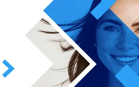 Visage souriant d'une femme, avec des formes bleues géométriques. Idéal pour un master psychologie Espagne.
