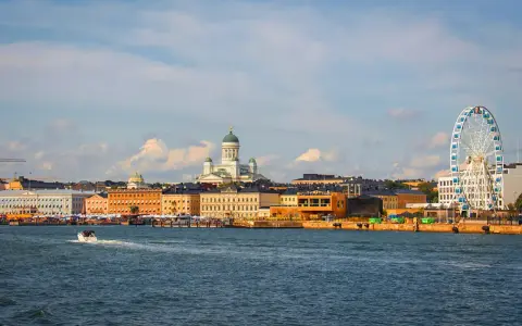 Vue d'Helsinki avec sa cathédrale et sa grande roue. Le coût de la vie en Finlande peut sembler élevé, mais la qualité de vie est exceptionnelle.