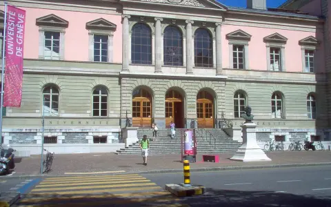 Bâtiment de l'université de Genève, avec une bannière "Université de Genève" et un buste sur un piédestal.