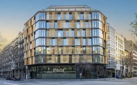 Bâtiment moderne de eada business school à Barcelone, avec sa façade en verre et bois.