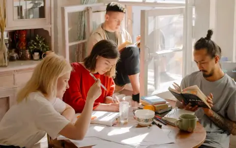 Des étudiants travaillent ensemble dans une bibliothèque de **community college USA**.