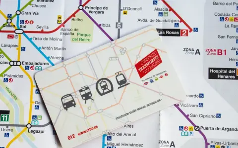 Carte transport Madrid étudiant sur un plan du métro. Idéale pour explorer la ville.