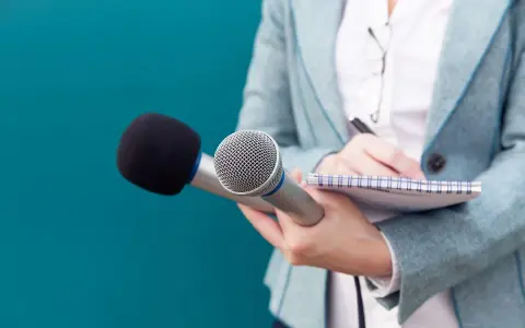 Journaliste en herbe, en pleine formation journaliste à distance, prend des notes avec un micro.