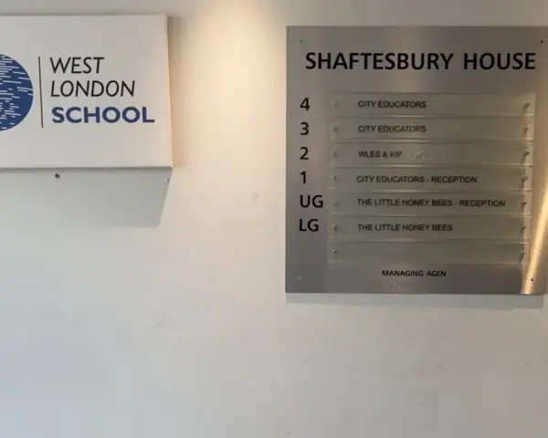 Panneau de la **London School of English** et indication des bureaux de Shaftesbury House, incluant "The Little Honey Bees".
