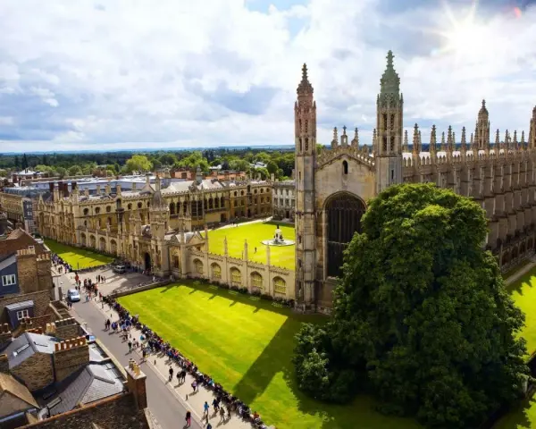 Vue aérienne de King's College, Cambridge, un exemple des universités en Angleterre qui acceptent les étrangers.