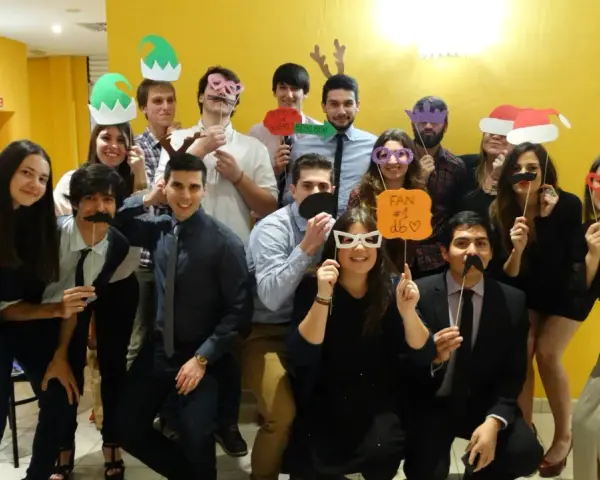Des étudiants de l'université des îles Baléares s'amusent avec des accessoires photo festifs.