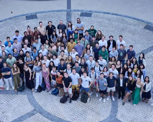Un grand groupe d'étudiants pose pour une photo de classe. Ils sont tous souriants et semblent heureux d'être là, peut-être après avoir remporté un prix pour l'ESSEC Singapour.