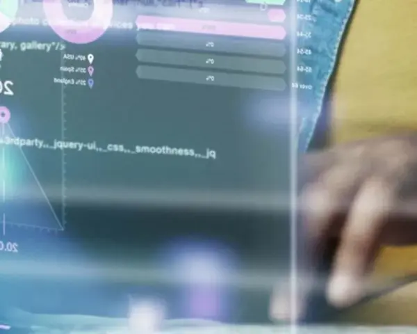 Un expert en master cybersécurité à distance analyse des données complexes sur un écran, jonglant avec des codes et des graphiques.