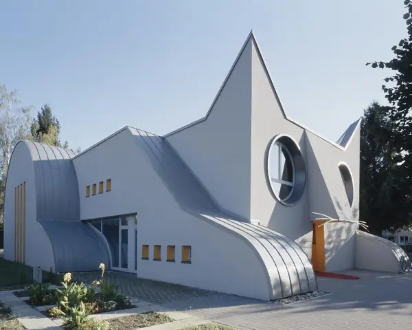 Bâtiment ludique en forme de chat, une école d'architecture privée aux formes originales.