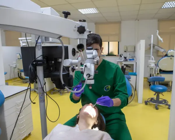 Un dentiste utilise un microscope dentaire à l'Egas Moniz de Lisbonne.