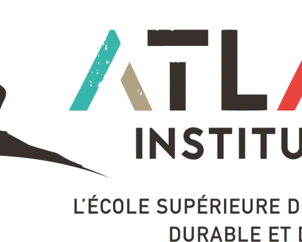 Logo de l'Atlas Institute, une école de tourisme gratuite, avec un randonneur et le texte "L'École Supérieure du Tourisme Durable et d'Aventure".