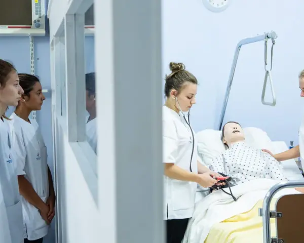 Étudiantes en formation à une école d'infirmière en Belgique. Elles apprennent les gestes de soins sur un mannequin.