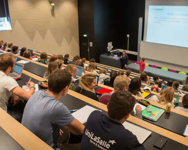 Amphithéâtre d'une école vétérinaire, étudiants attentifs. Le prix de l'école vétérinaire Rouen est un investissement pour l'avenir.