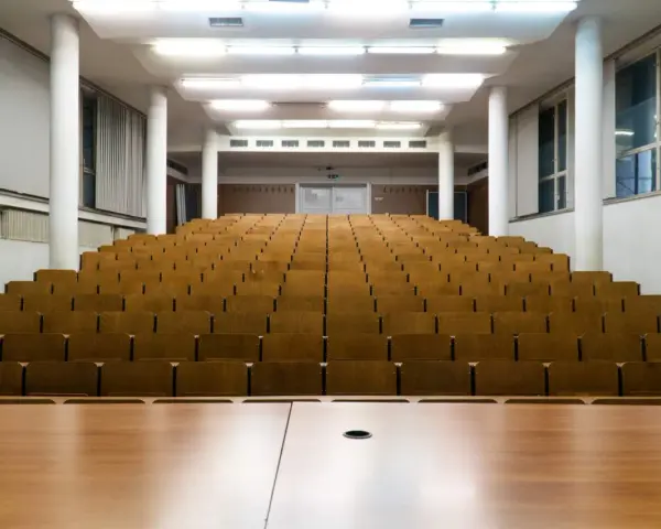 Amphithéâtre vide à l'Universitatea de Vest din Timișoara, prêt pour les étudiants.