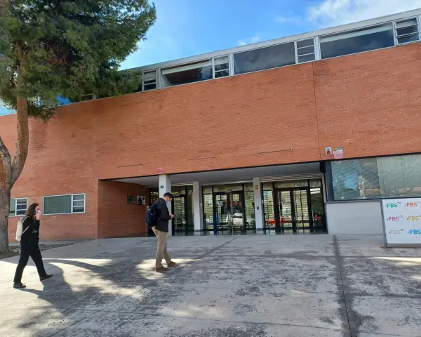 Étudiants se promenant devant le bâtiment de la faculté de sciences économiques de l'université d'Alicante.
