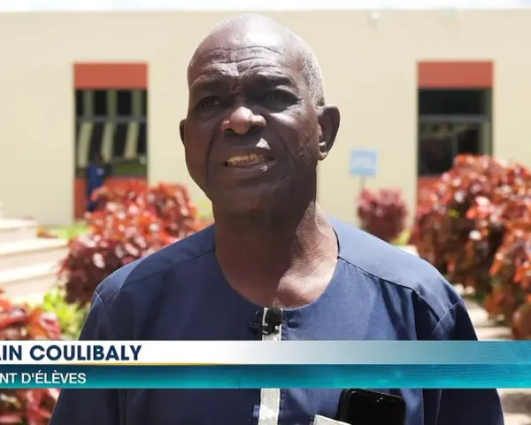 Alain Coulibaly, parent d'élèves, s'exprime devant l'université de San Pedro.