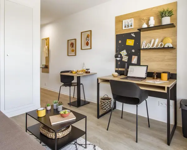Un bureau et une table pour manger dans un studio moderne, idéal pour vivre en Nouvelle-Zélande.