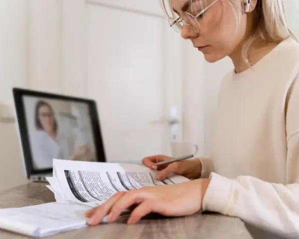 Étudiante en master de psychologie à distance, elle suit un cours en ligne.