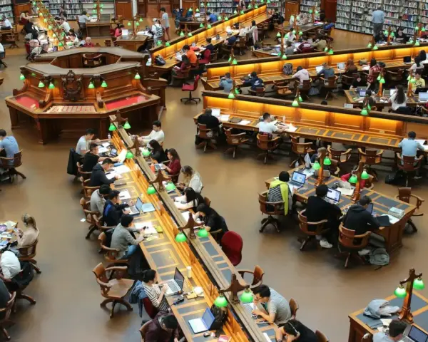 Vue d'ensemble d'une grande bibliothèque où des étudiants travaillent sur leurs ordinateurs portables. Le coût de la vie en Écosse, notamment pour les études, est un sujet de préoccupation.