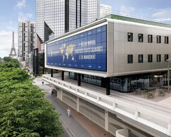 Le Cordon Bleu Paris, un institut d'arts culinaires mondial, avec la Tour Eiffel en arrière-plan.