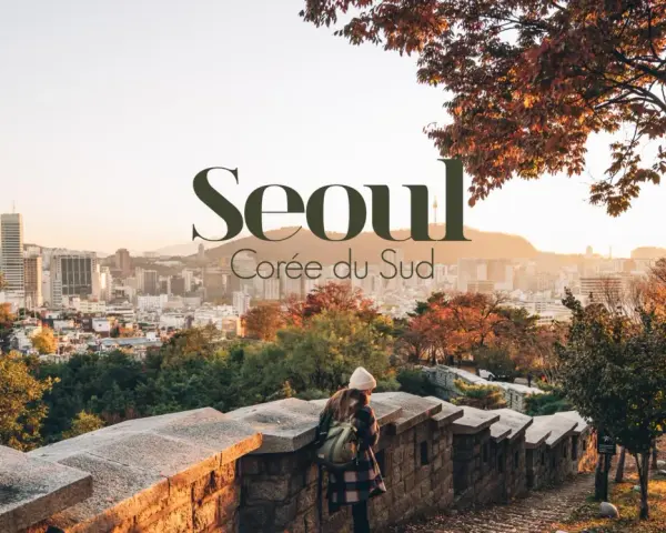Vue panoramique de Séoul, Corée du Sud, à l'automne. Une étudiante admire le paysage urbain, peut-être en route pour la Korea University Business School.